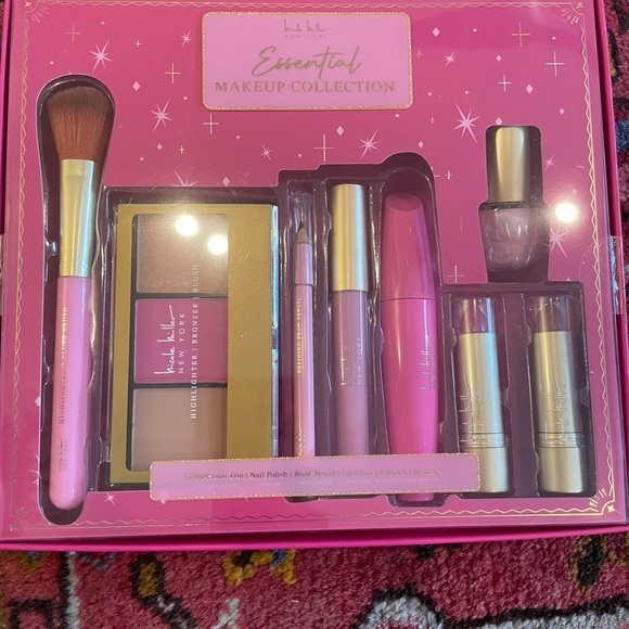 Nicole Miller Essential Makeup Collection Gift Set | New in Box - Picture 1 of 5